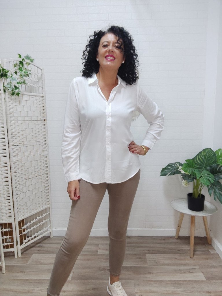 CAMISA BLANCA BÁSICA.