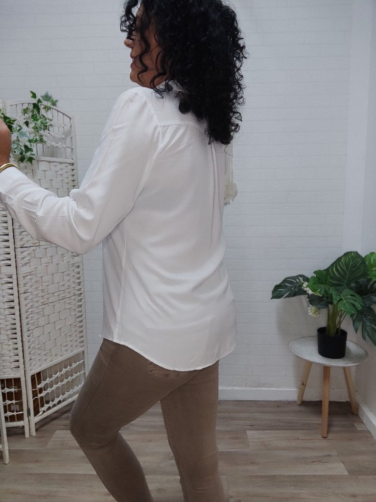 CAMISA BLANCA BÁSICA.