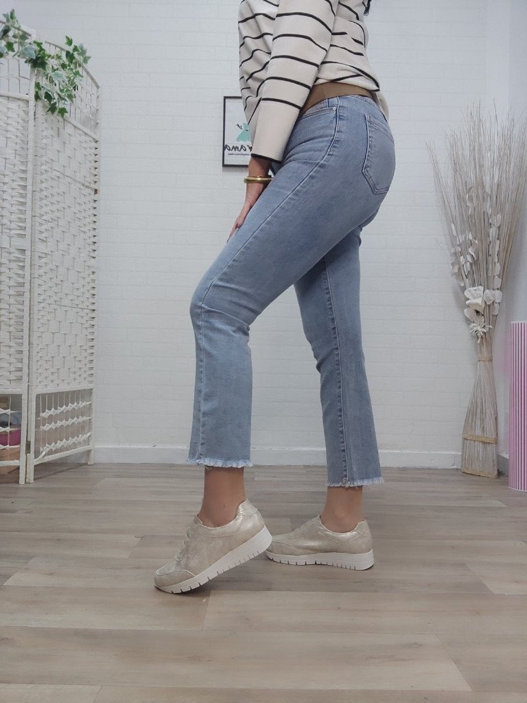 PANTALÓN VAQUERO FLARED. 2