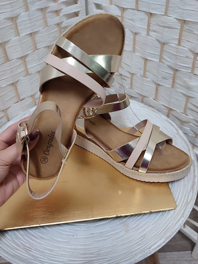 SANDALIAS CLOE DORADAS.