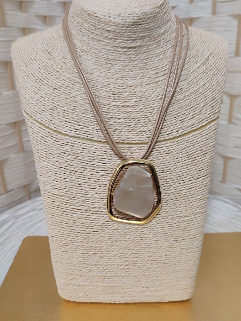 COLLAR PIEDRA BEIGE.