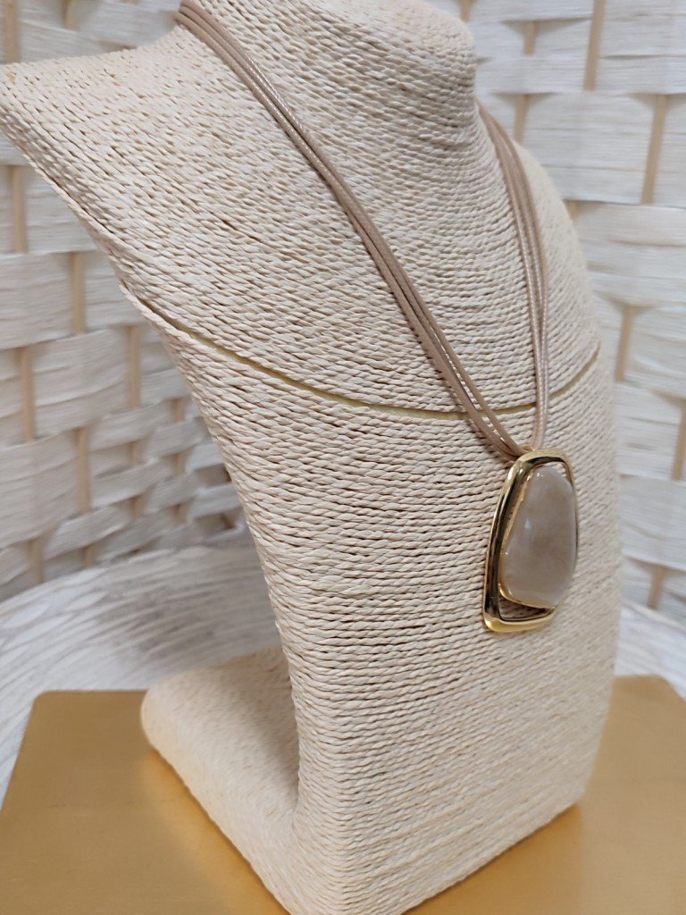 COLLAR PIEDRA BEIGE.