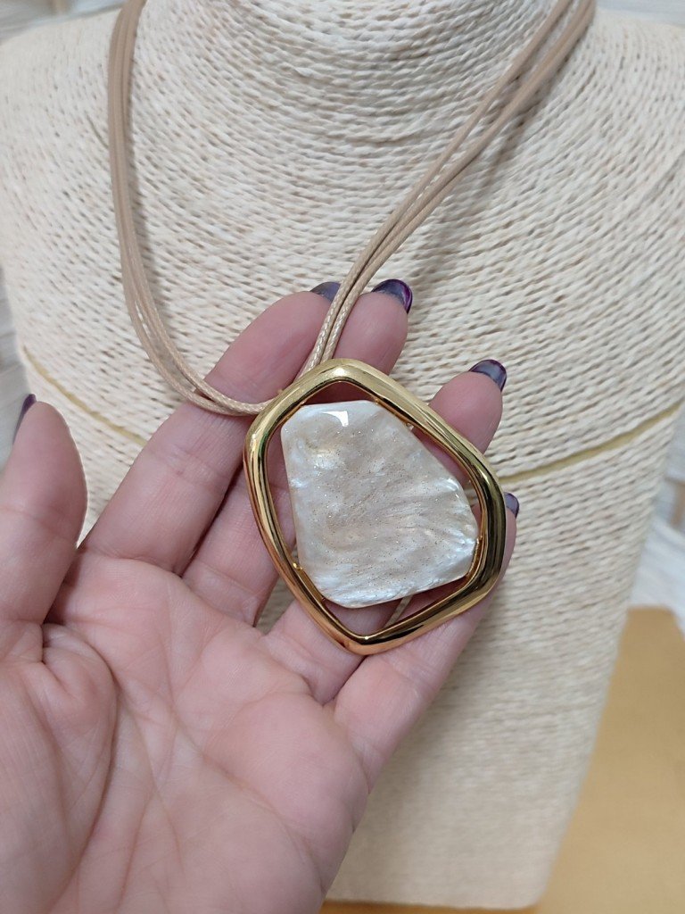 COLLAR PIEDRA BEIGE.