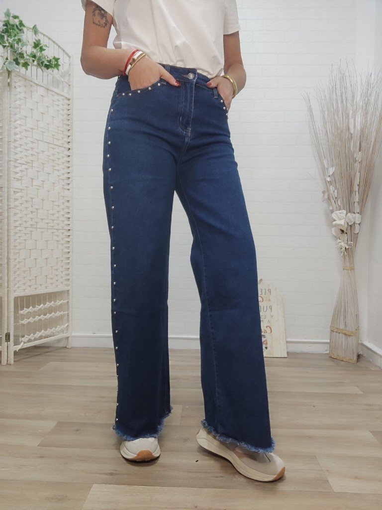 PANTALON VAQUERO TACHAS.