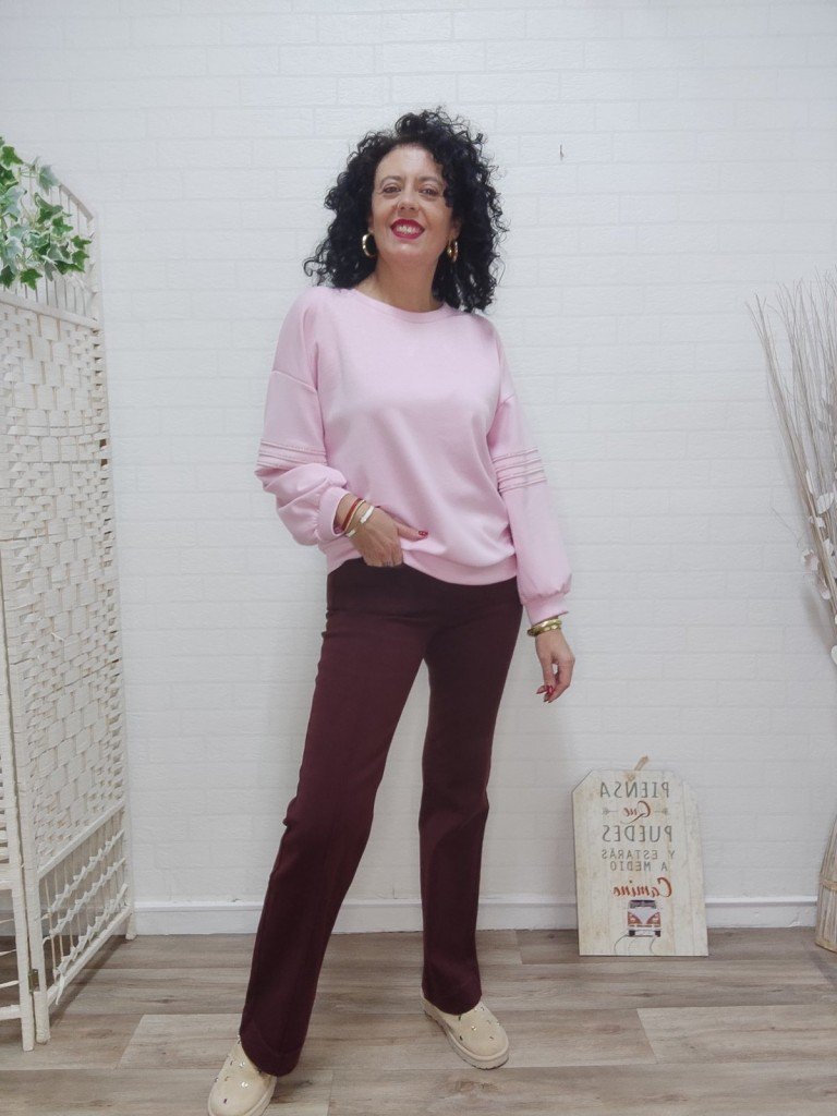 PANTALÓN VAQUERO BURDEOS.