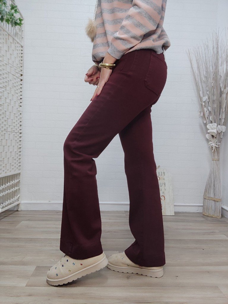 PANTALÓN VAQUERO BURDEOS.