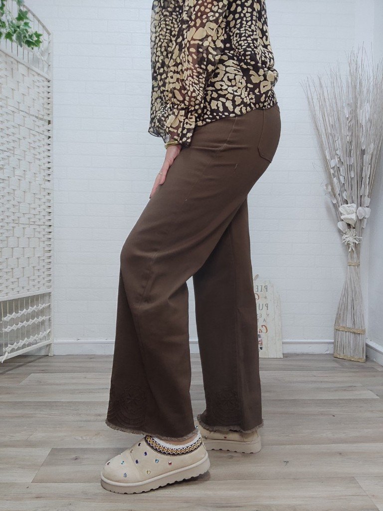PANTALÓN MARRÓN BORDADO.