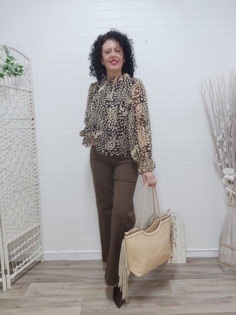 PANTALÓN MARRÓN BORDADO.