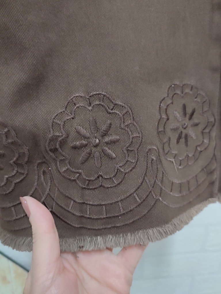 PANTALÓN MARRÓN BORDADO.