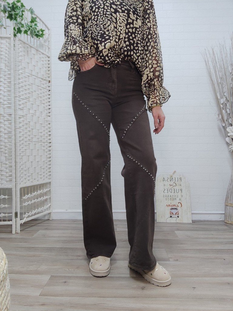 PANTALON MARRON TACHAS.