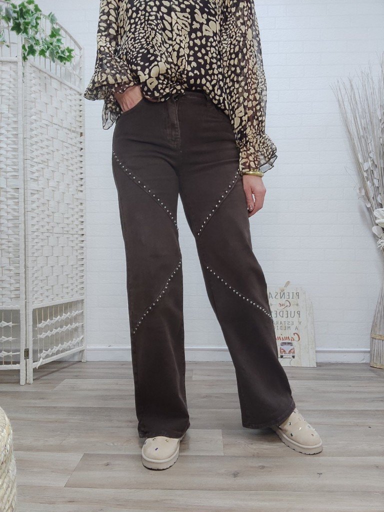 PANTALON MARRON TACHAS.