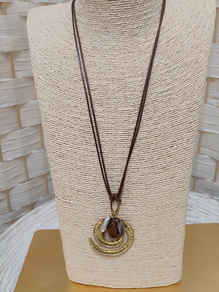 COLLAR MARTA MARRÓN.