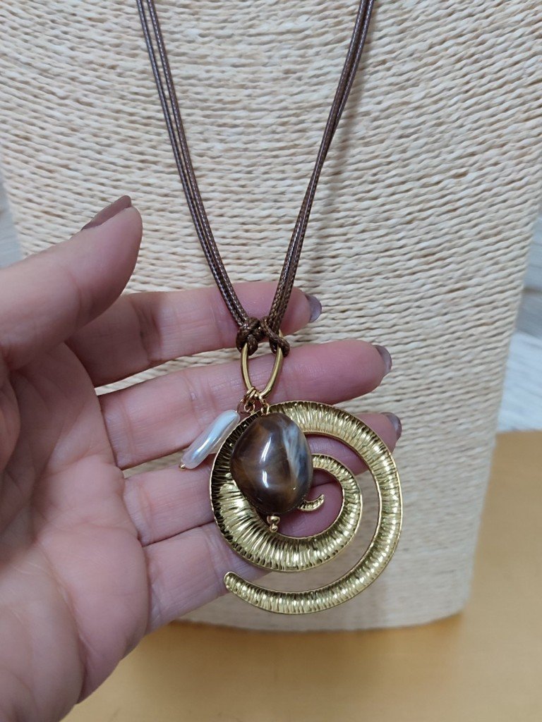 COLLAR MARTA MARRÓN.