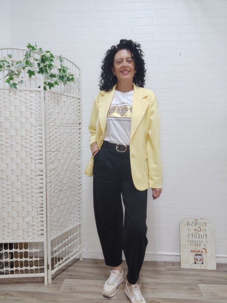 BLAZER CAPA DE AIRE AMARILLA.