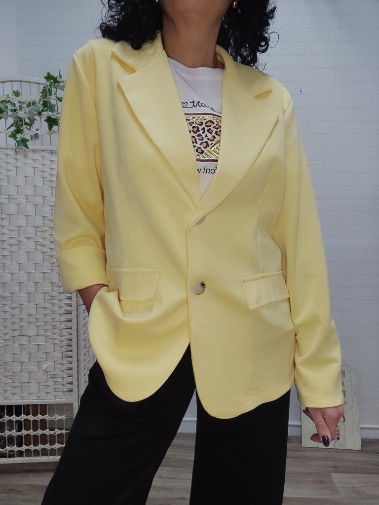BLAZER CAPA DE AIRE AMARILLA.