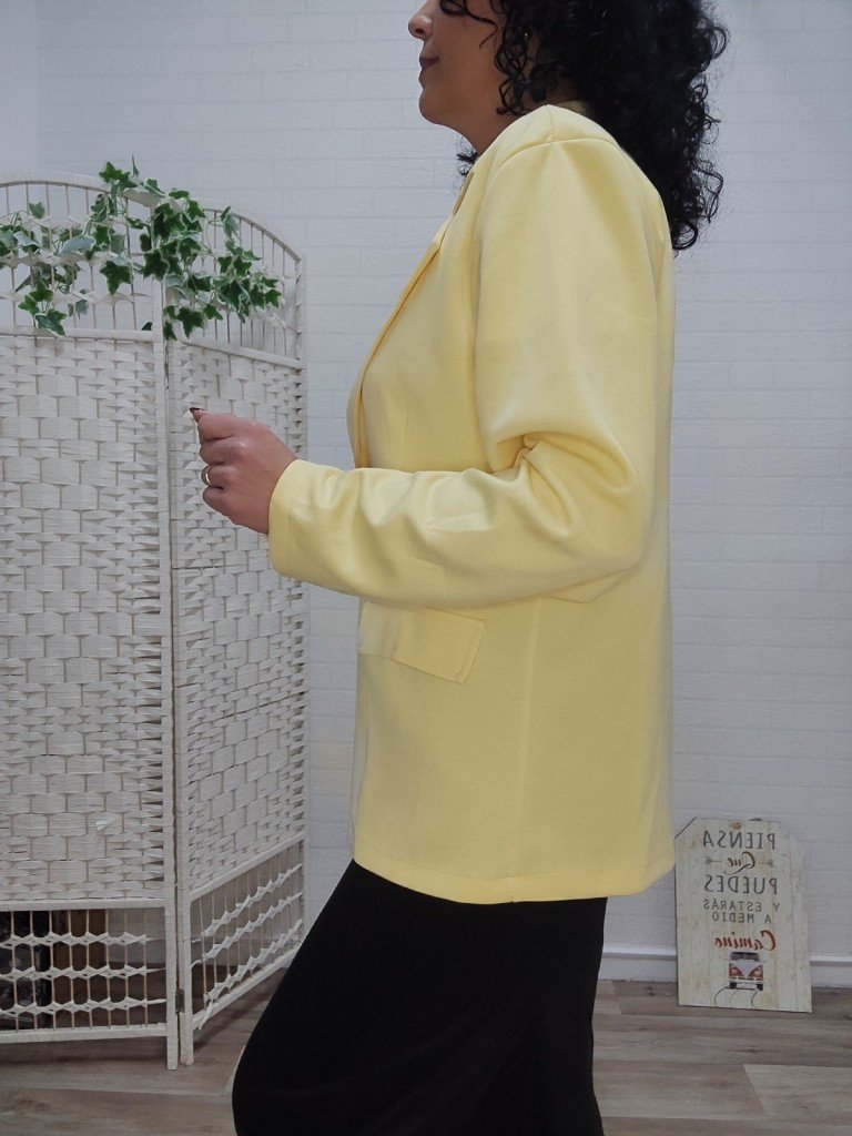 BLAZER CAPA DE AIRE AMARILLA.