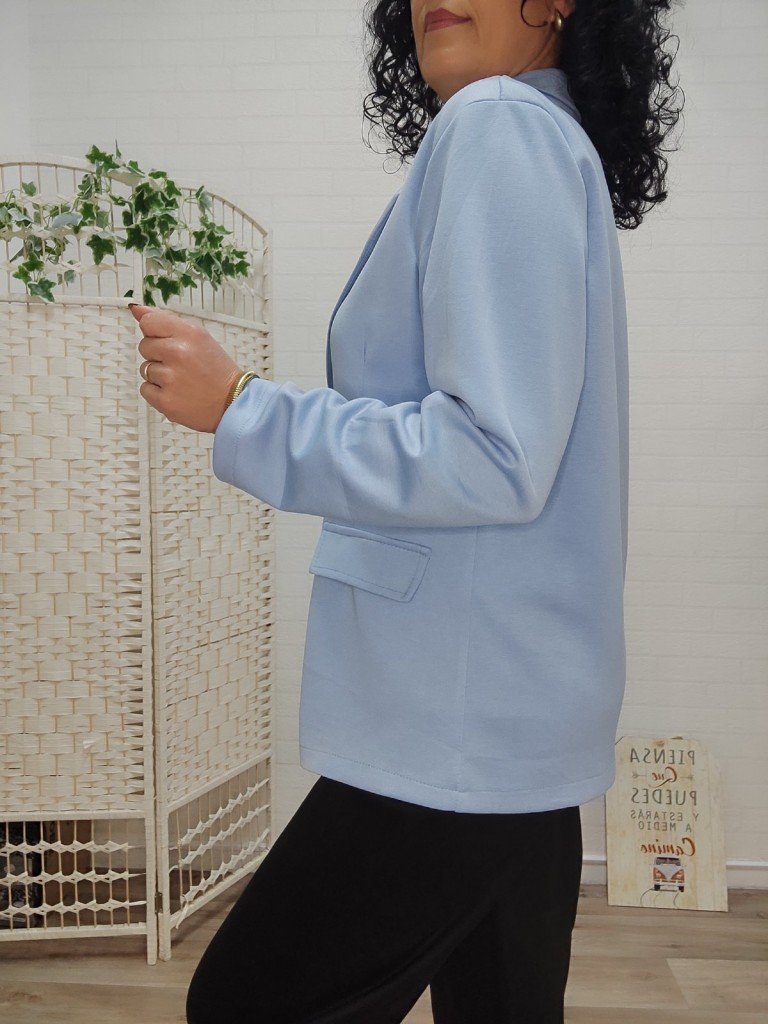 BLAZER CAPA DE AIRE CELESTE. 2