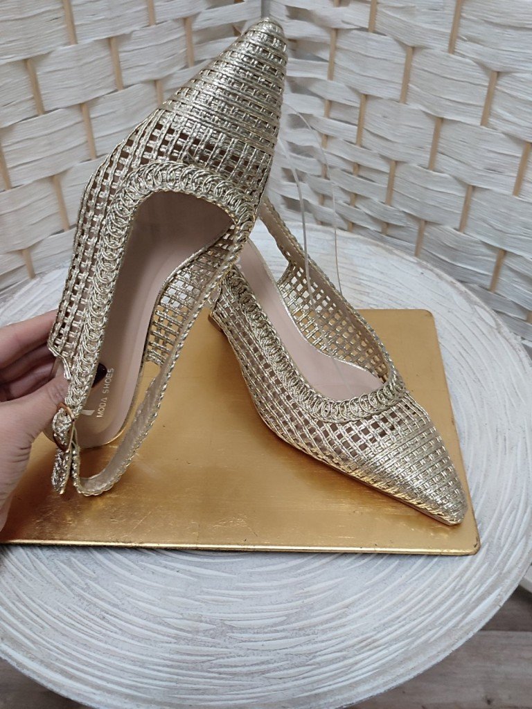 ZAPATO DESTALONADO DORADO.