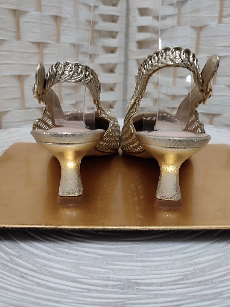 ZAPATO DESTALONADO DORADO.