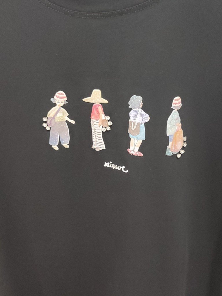 CAMISETA MUÑEQUITAS NEGRA.