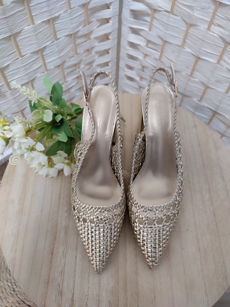 TACÓN TRENZADO DORADO.