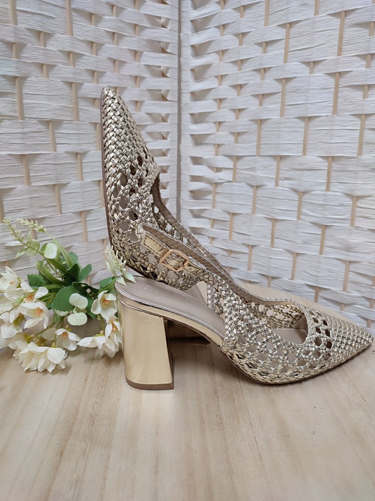 TACÓN TRENZADO DORADO.