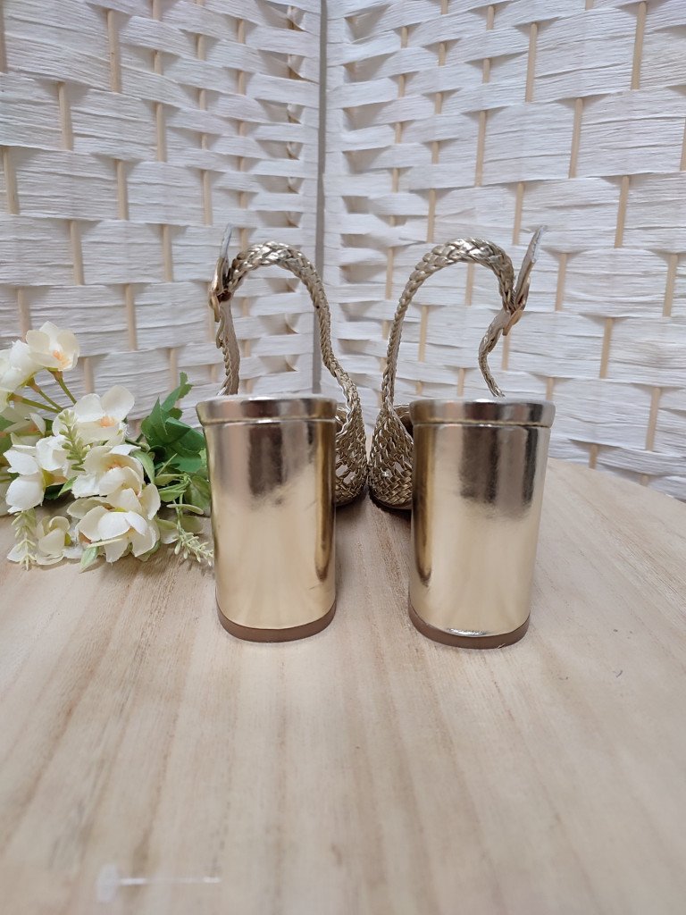 TACÓN TRENZADO DORADO.