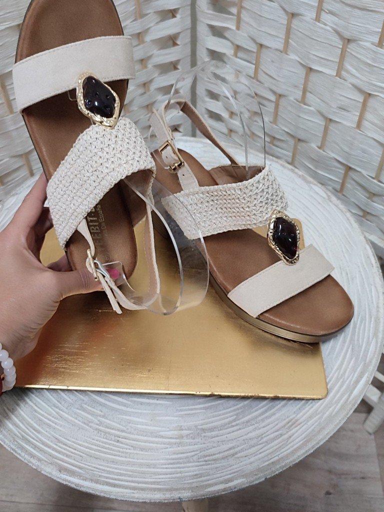 SANDALIA VALENTINA BEIGE.