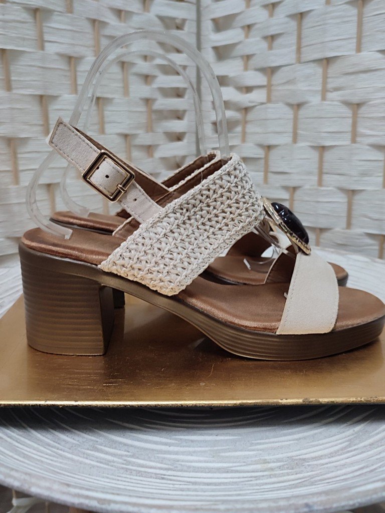 SANDALIA VALENTINA BEIGE.