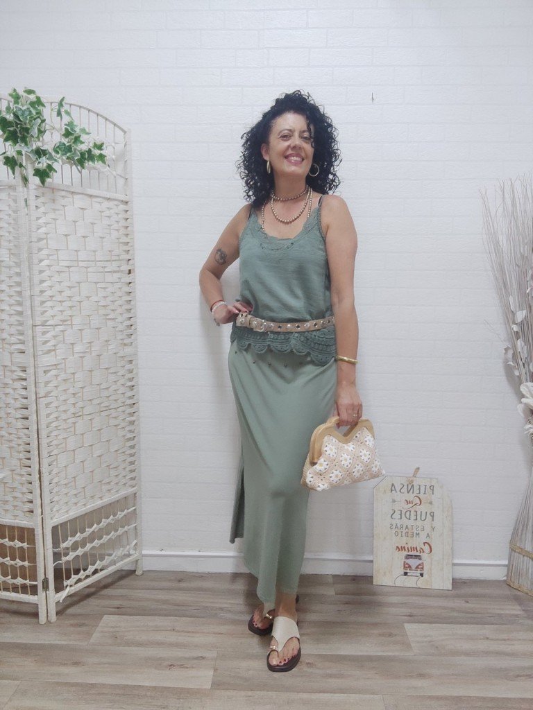 FALDA TACHUELAS VERDE. 2