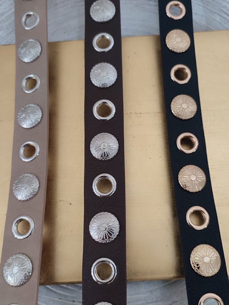 CINTURÓN TACHAS.
