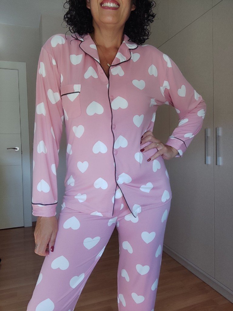 PIJAMA CORAZÓN ROSA.