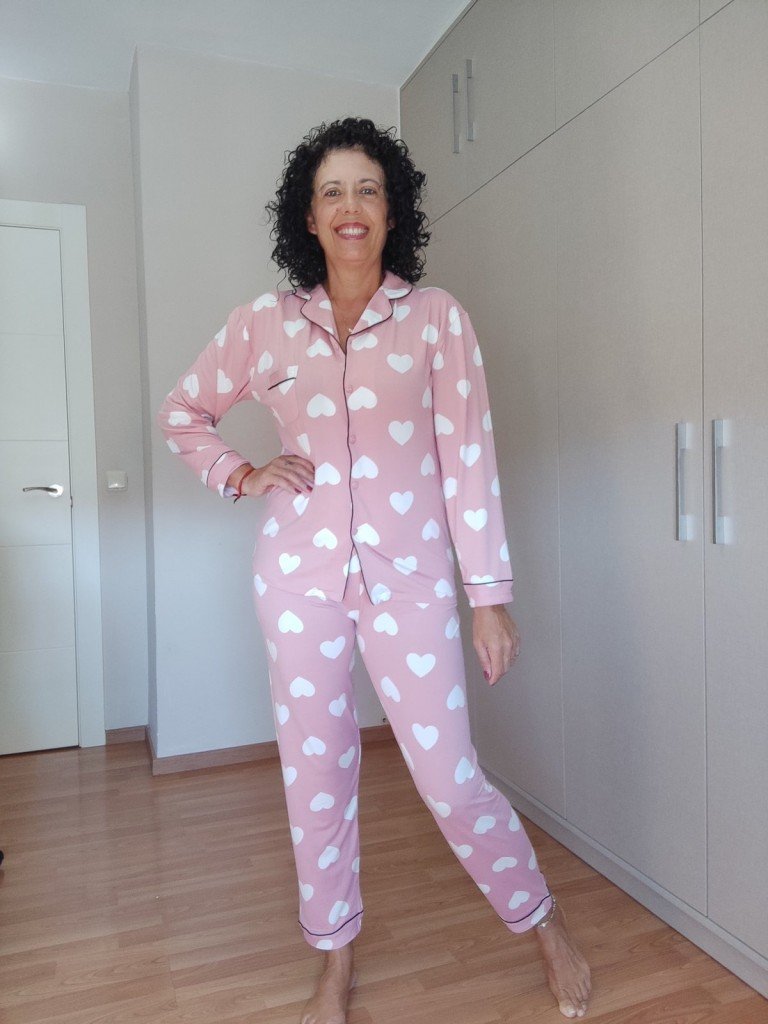 PIJAMA CORAZÓN ROSA.