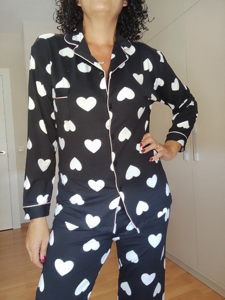 PIJAMA CORAZÓN NEGRO.