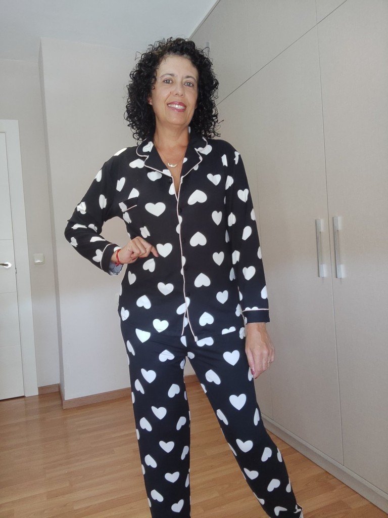 PIJAMA CORAZÓN NEGRO.