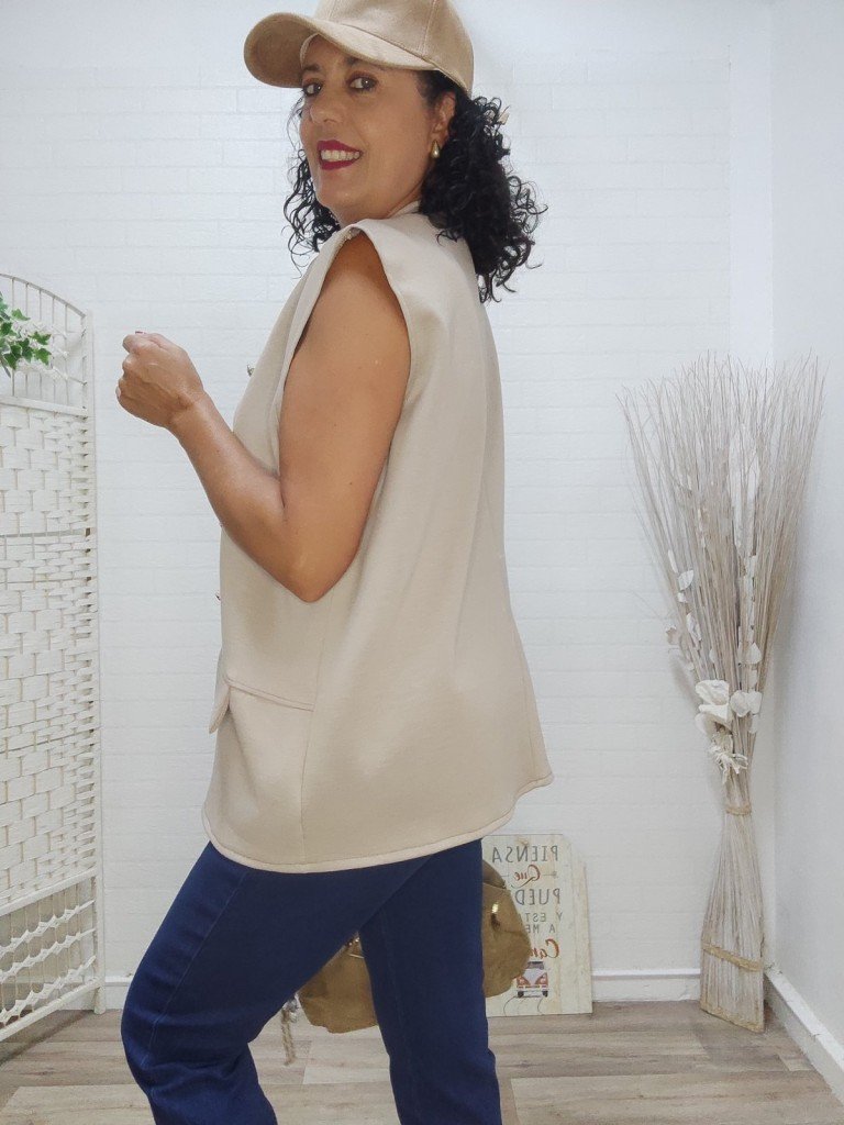 CHALECO MARU BEIGE.