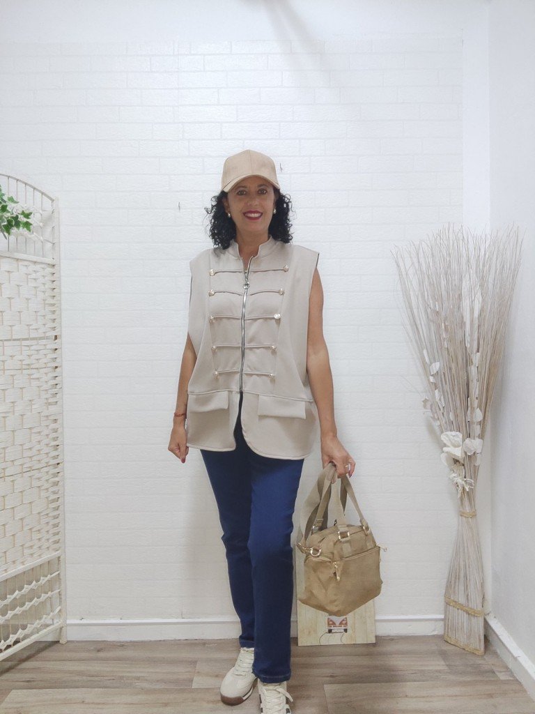 CHALECO MARU BEIGE.