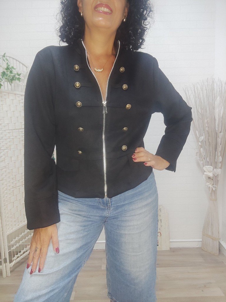 CHAQUETA MAYTE NEGRA.