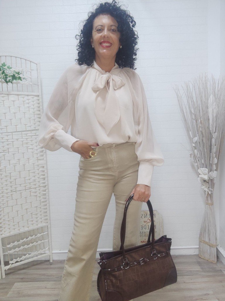 BLUSA LEONOR BEIGE.
