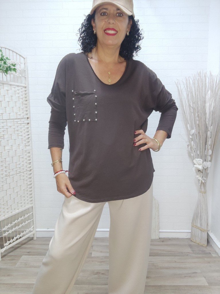 CAMISETA TACHAS CURVY MARRÓN.