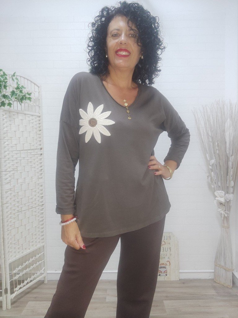 CAMISETA FLOR MARRÓN.