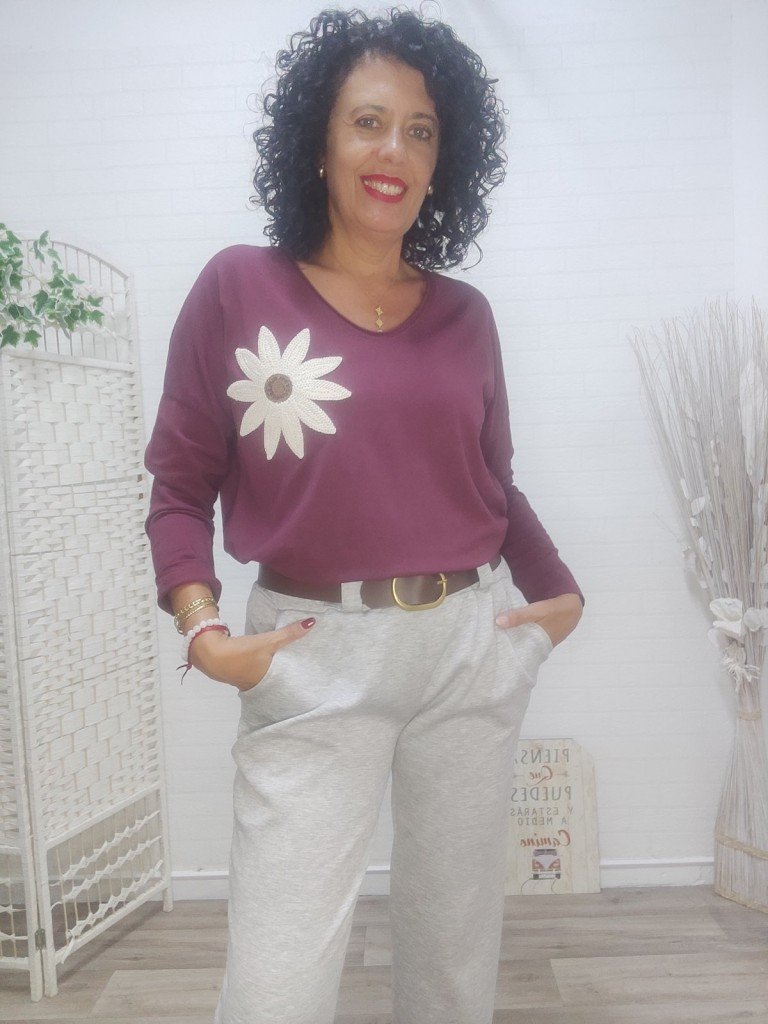 CAMISETA FLOR BURDEOS.