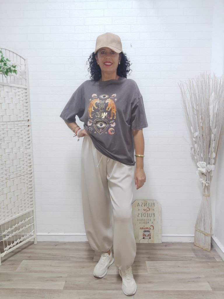 CAMISETA MÁGICA GRIS.