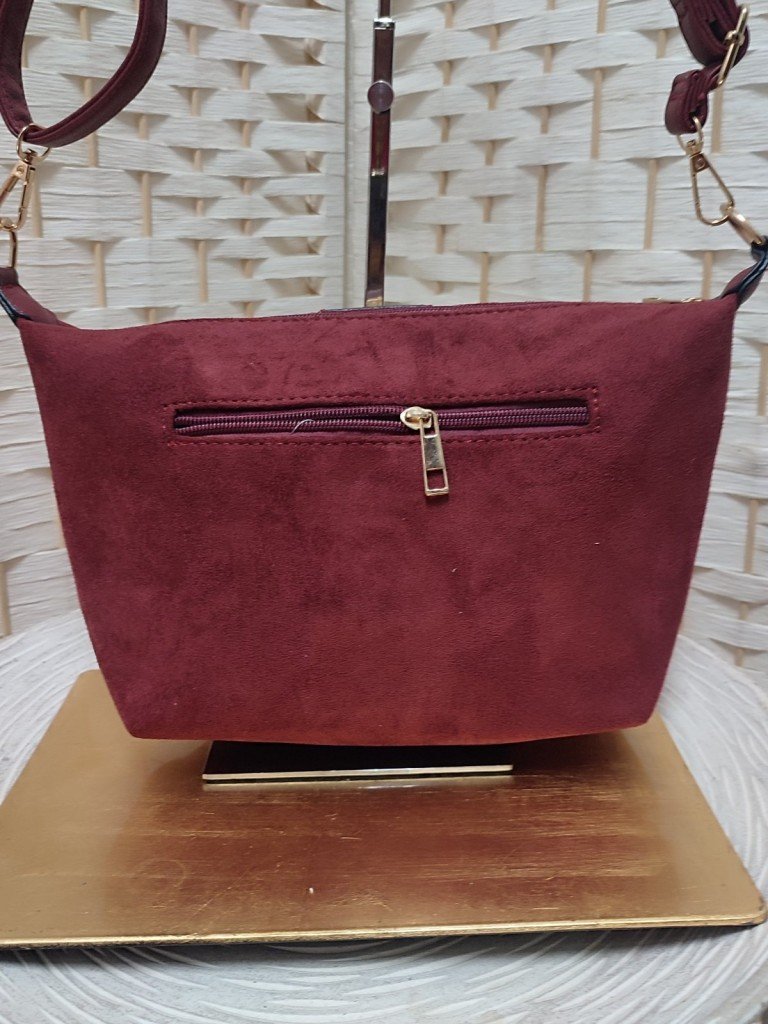 BOLSO VIOLETA BURDEOS.