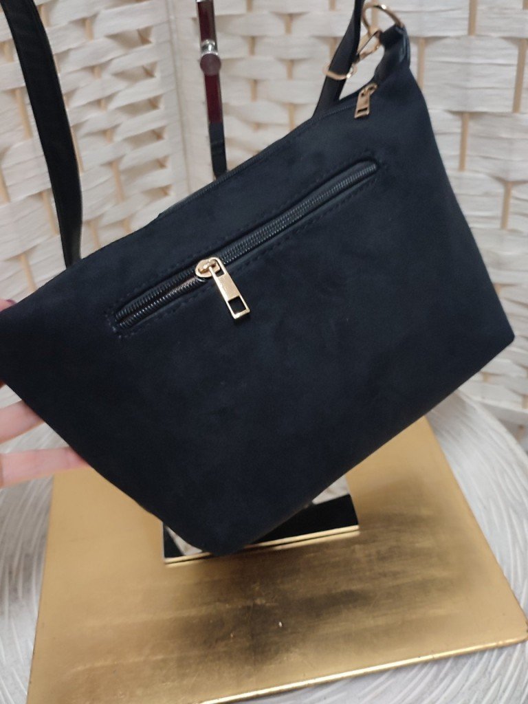 BOLSO VIOLETA NEGRO.