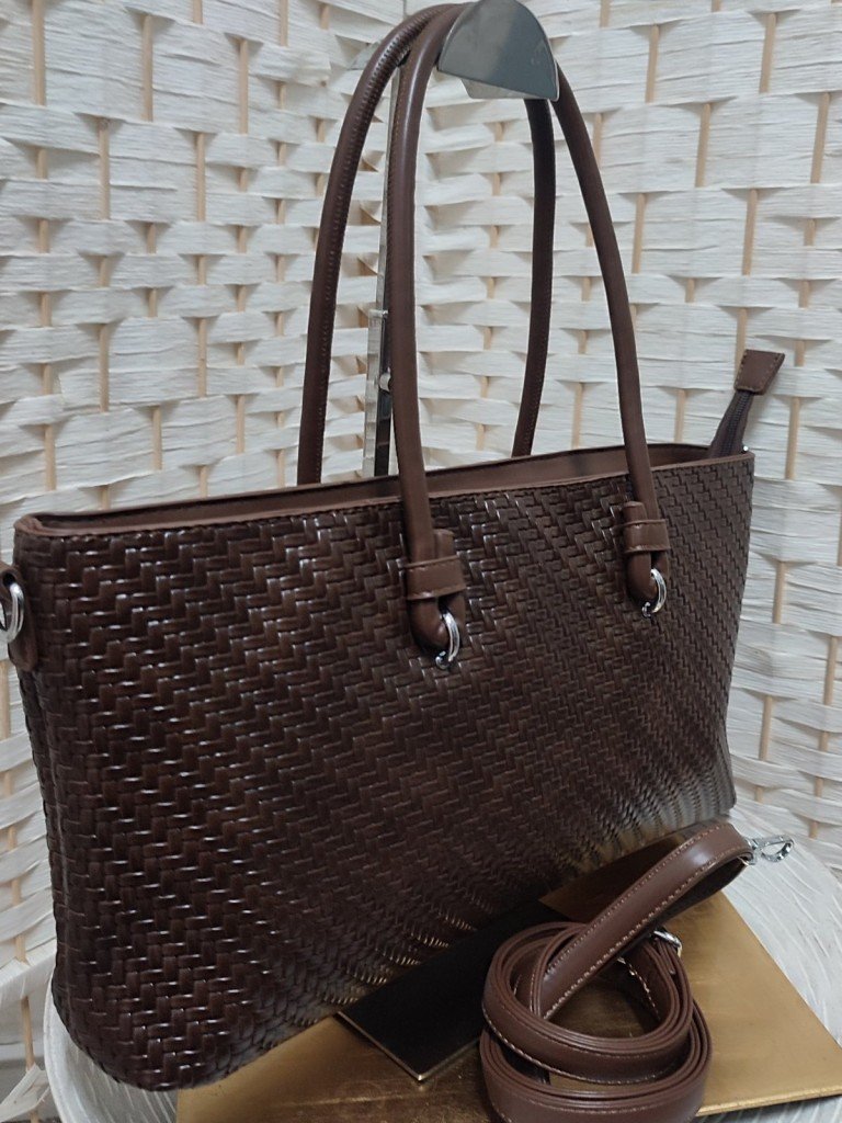 BOLSO TRENZADO MARRÓN.