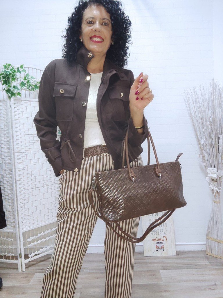 BOLSO TRENZADO MARRÓN.