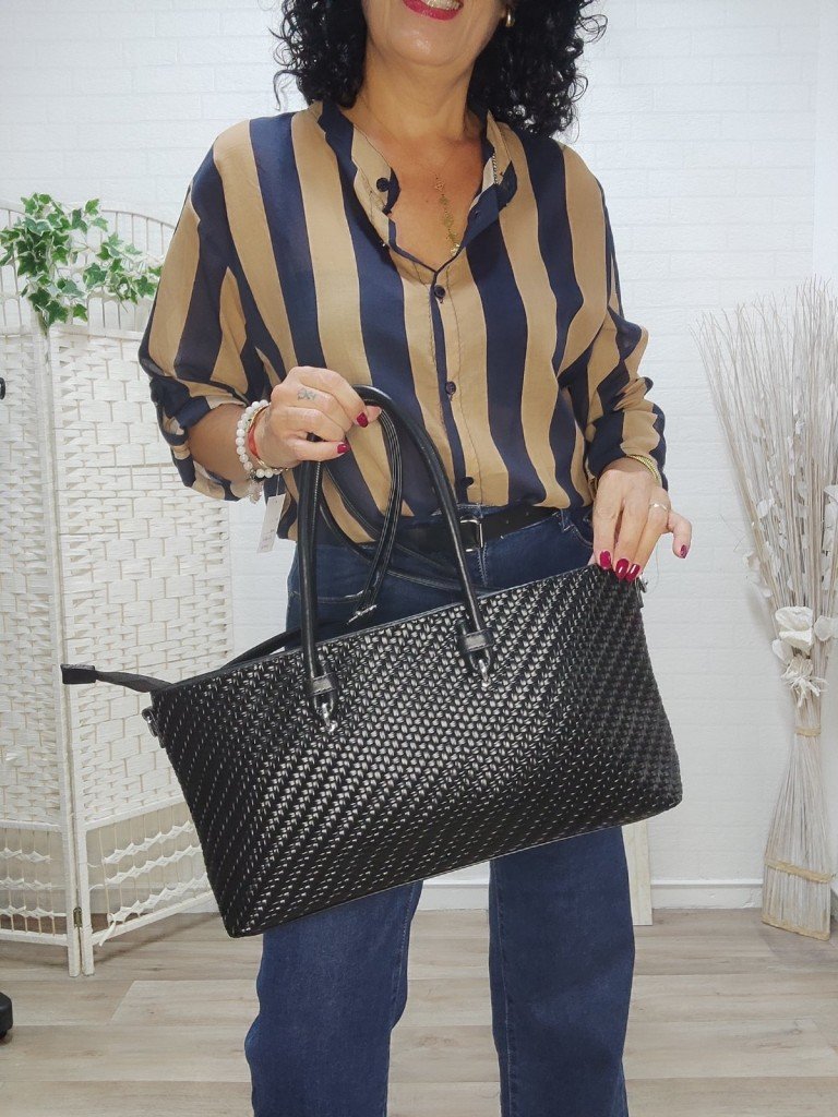 BOLSO TRENZADO NEGRO.