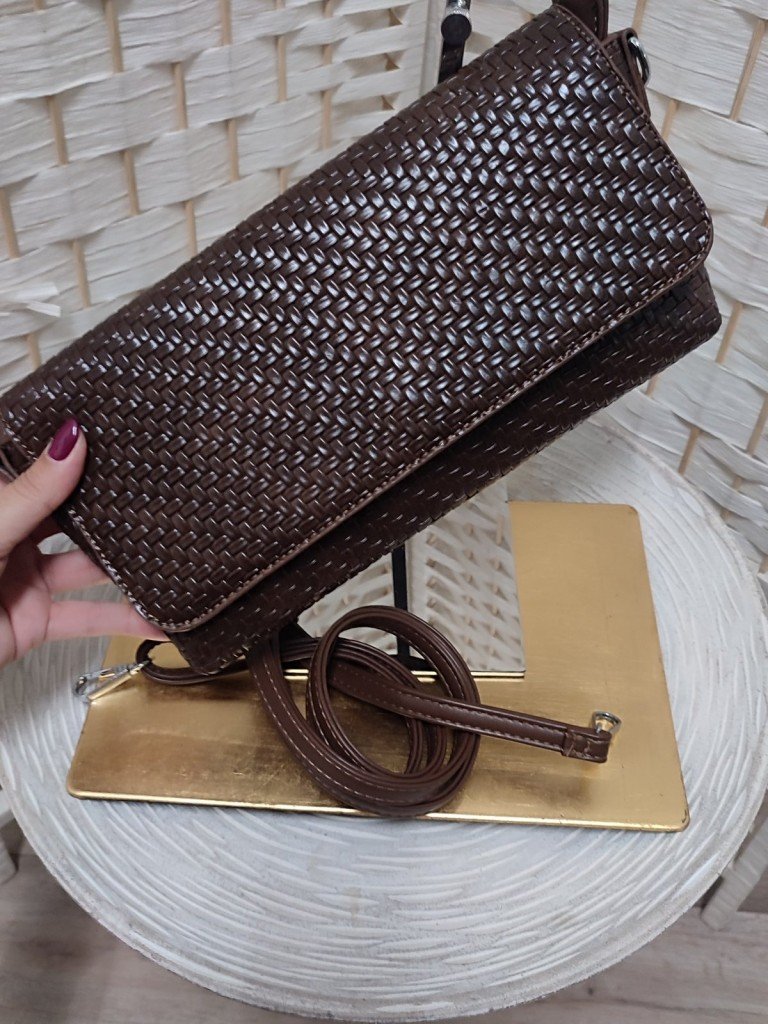 CARTERA LETICIA MARRÓN.