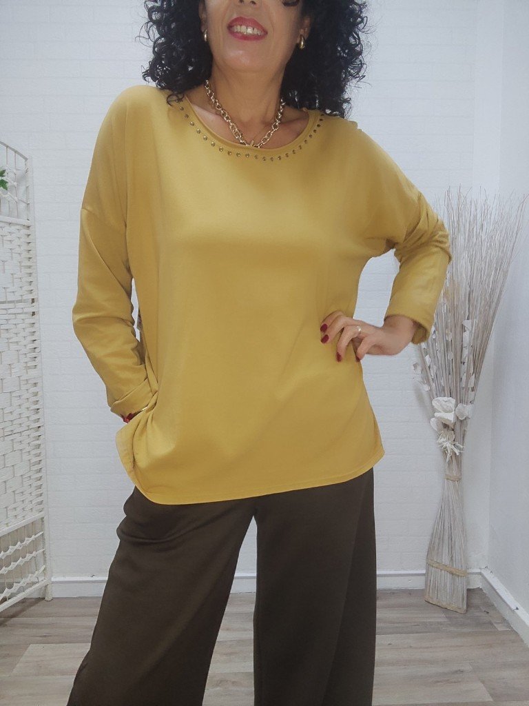 CAMISETA CURVY TACHAS.